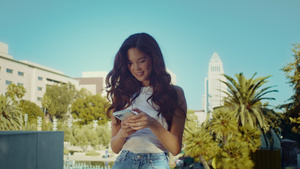 亚洲黑发微笑着在智能手机上聊天17秒视频