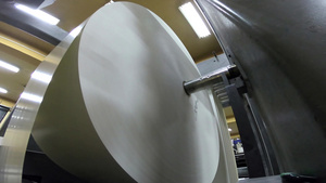 在一个旋转式印刷厂的大型纸卷17秒视频