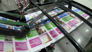 一条生产线的特写镜头准备出售和阅读的报纸17秒视频