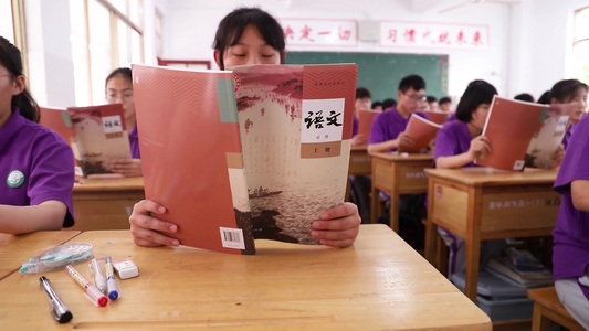 实拍学生做作业学习视频