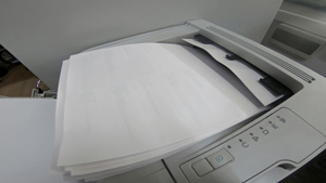 在打印机上打印一个文档20秒视频