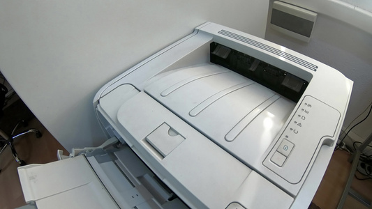 办公室印刷操作员从激光喷气打印机取用印刷文件视频