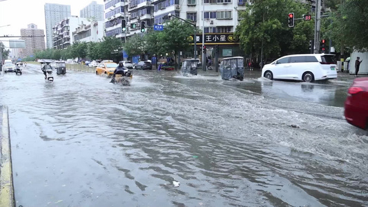 西安突发暴雨路面积水严重视频