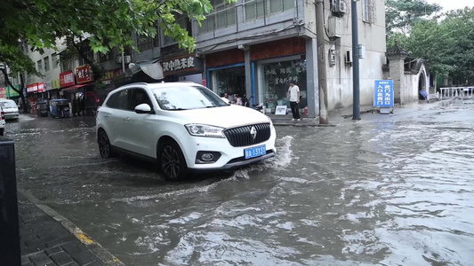 西安突发暴雨路面积水严重视频