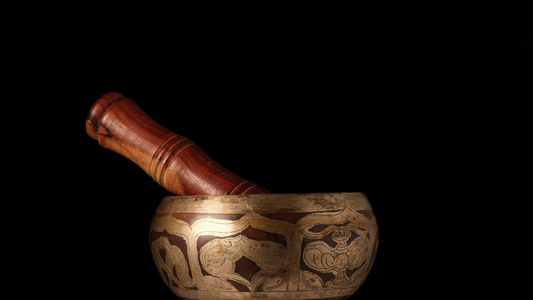 铜歌声碗在黑色背景的轴心上旋转用于冥想的提贝丹乐器视频