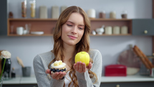 特写深思熟虑的女人在厨房看奶油甜点和新鲜苹果15秒视频