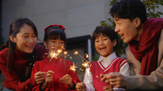 一家四口新年夜晚燃放仙女棒庆祝新年视频