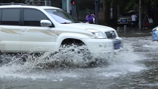 西安突发暴雨路面积水严重视频