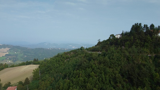 飞越意大利托斯卡纳岛绿林上空的无人驾驶飞机飞行视频