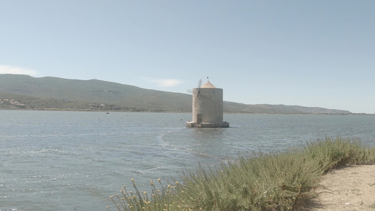 海中央的奥贝泰罗风车视频