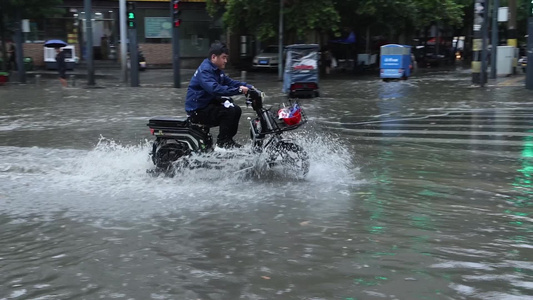 西安突发暴雨路面积水严重视频