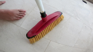 用扫帚扫扫地板上的灰尘将粉尘扫在地上22秒视频