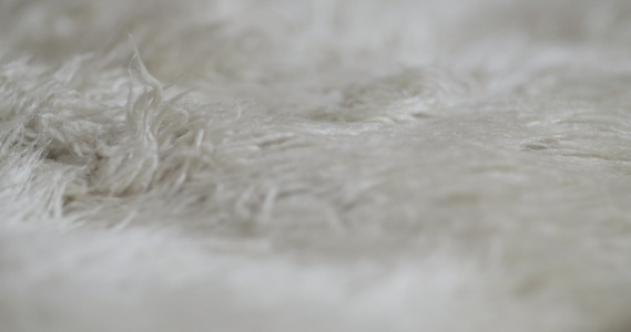用作毯子或沙发覆盖的雅马布利亚白羊毛地毯的抽象纹理视频