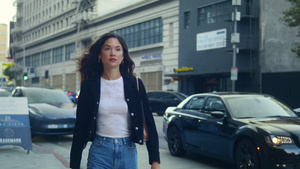 时尚女士走在城市街道上8秒视频