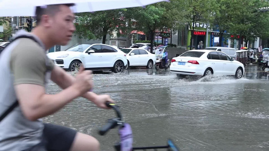 西安突发暴雨路面积水严重视频