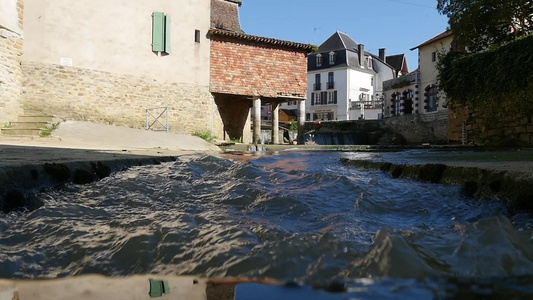 法兰西南部萨利耶斯德伯恩河的河口视频