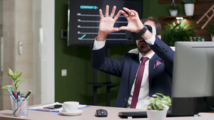 办公室工作人员看销售数据时拍的多利短片解开虚拟现实14秒视频