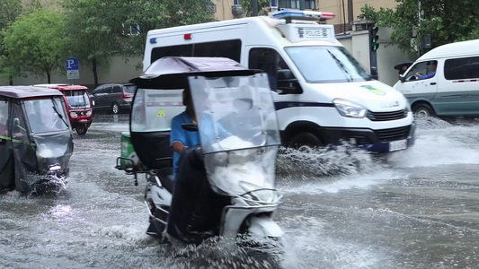 西安突发暴雨路面积水严重视频