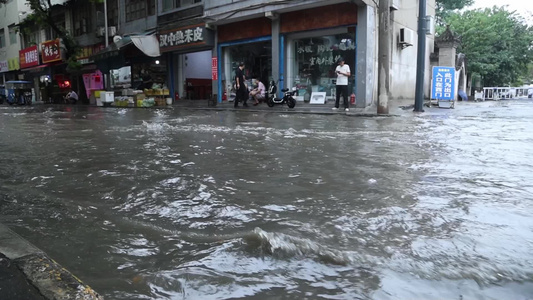 西安突发暴雨路面积水严重视频