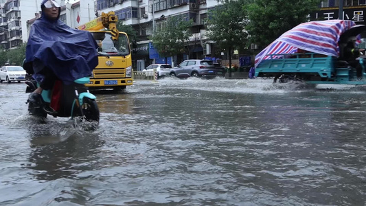 西安突发暴雨路面积水严重视频