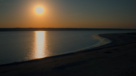 金色的夕阳反射在海水表面视频