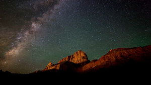 8K玛纳斯大山山脉星空银河夜转日延时21秒视频