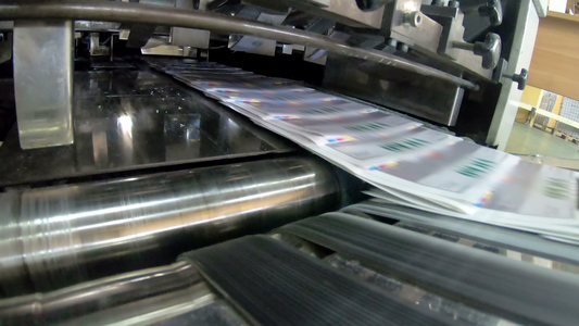 印刷厂生产流程大卷纸的平面滚式机速度快视频