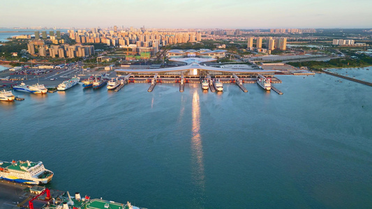 海南海口新海客运枢纽港口高视角航拍夜晚蓝调夜景视频