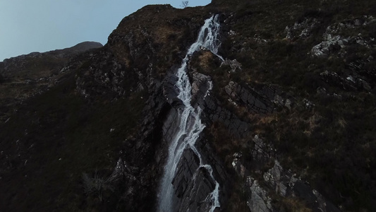 秋季山谷瀑布航拍视频