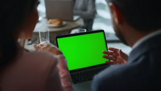 商务情侣在咖啡馆联合办公的笔记本电脑色度键屏幕上进行视频聊天视频