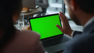 企业家夫妇在餐厅的绿屏笔记本电脑上进行视频通话14秒视频