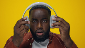 出乎意料的非洲人在演播室听耳机音乐的肖像30秒视频