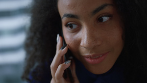 快乐的非洲裔美国员工在家里用手机与经理交谈21秒视频