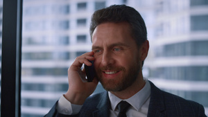 友好的商务人士在现代窗口办公室打电话打公司电话11秒视频