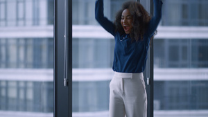 兴奋的非洲裔美国经理女人在办公室打电话庆祝好消息6秒视频