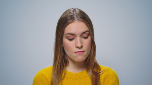超感不满意的女模特儿在演播室思考灰色背景视频
