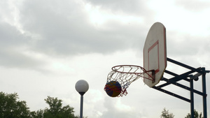 篮球选手在运动场上打球进球10秒视频