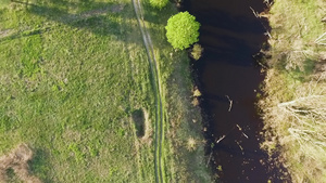 日落时骑电动自行车或摩托车在未铺垫的绕风公路空中沿32秒视频