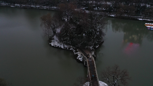 雪后航拍合肥包河公园包公祠浮庄景区视频