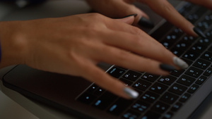 非洲裔美国女性手在商务办公室打字笔记本电脑键盘12秒视频