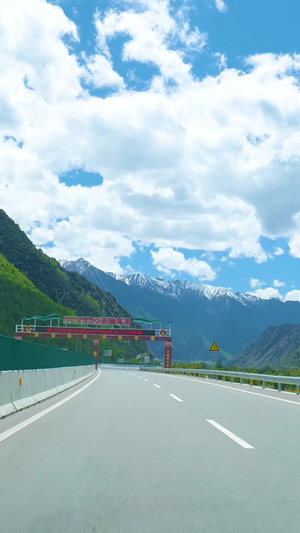 实拍林拉高速第一视角蓝天白云唯美公路64秒视频