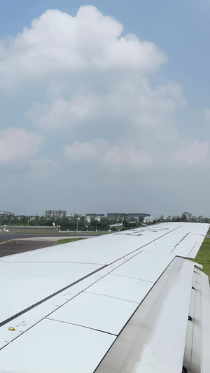 飞机在跑道上滑行加速准备起飞升空飞机场34秒视频