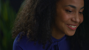 快乐的非洲裔美国女性专业在办公室在线聊天视频聊天11秒视频