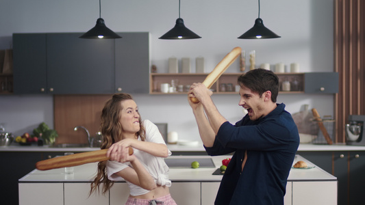 男人和女在厨房玩得开心视频