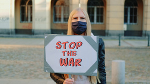 年轻女子通过握着流水器呼吁停止战争16秒视频