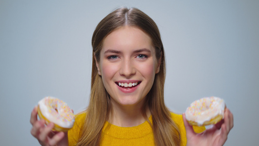 微笑着的女人肖像和甜圈玩得开心视频