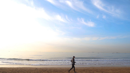 4k清晨海边跑步运动的市民视频素材视频