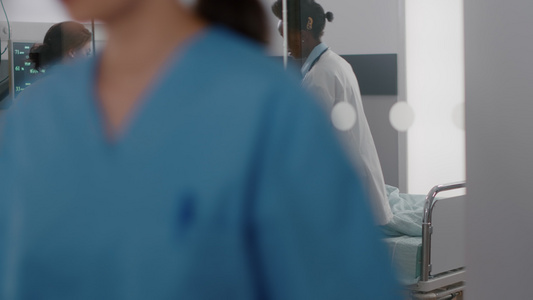 帮助病人站起来的静脉注射iv流体滴液袋病床的执业医生视频