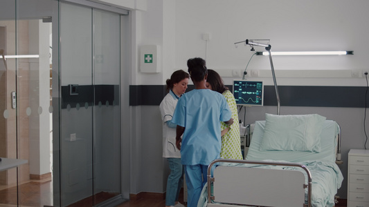 美国护士和医生帮助病人从床上起立协助病人站起来视频