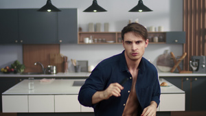 在现代厨房跳舞的有活力男人18秒视频